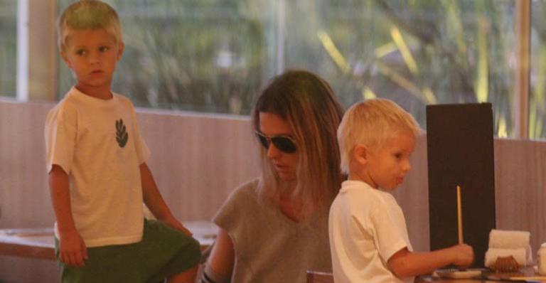 Fernanda Lima curte dia de compras com os filhos gêmeos