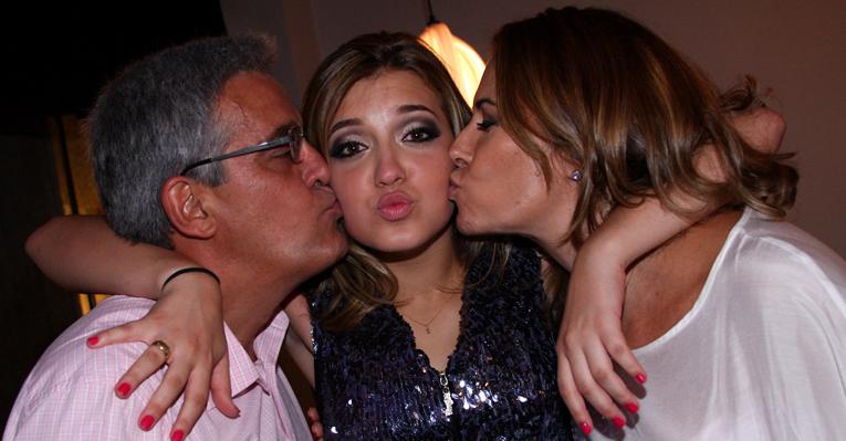 Patrícia e Mauro Naves comemoram o aniversário de 15 anos da filha