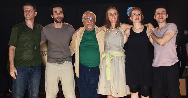 Betty Gofman se transforma em Zezé Macedo na peça ‘A Vingança do Espelho’