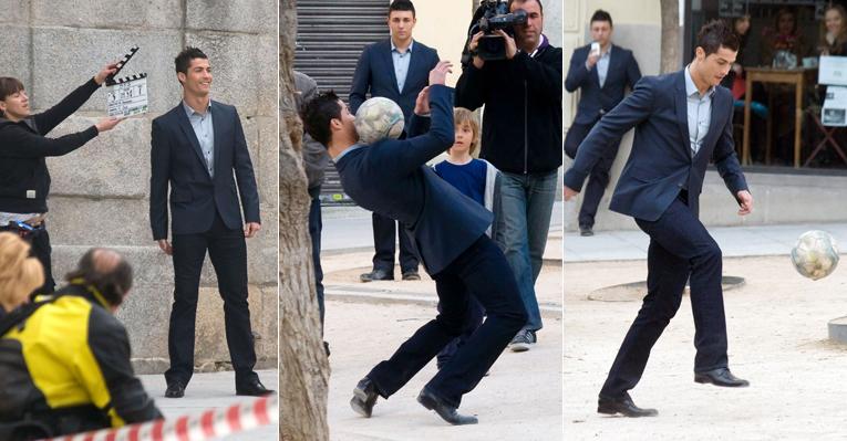 De terno, Cristiano Ronaldo joga bola em Madri