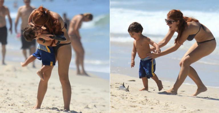 Mariah Rocha brinca com o filho na praia