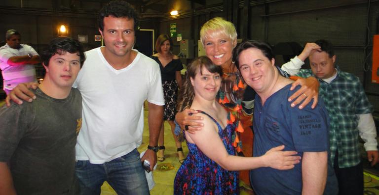 Xuxa Meneghel recebe convidados especiais em homenagem ao Dia Internacional da Síndrome de Down