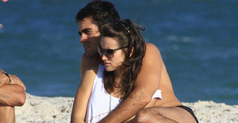 Bianca Bin curte dia na praia com o namorado, Pedro Brandão