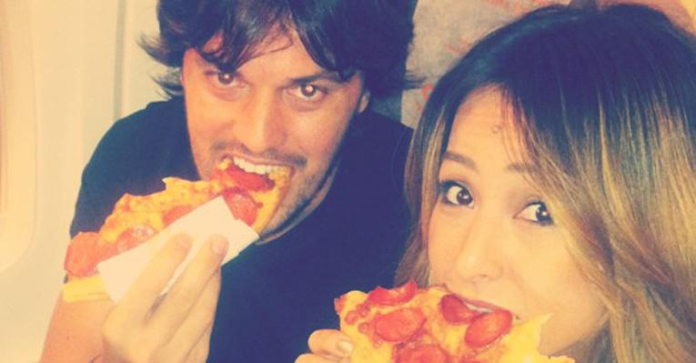 Sabrina Sato saboreia pizza com o namorado