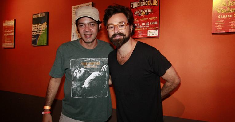 Bruno Mazzeo e Emílio Orciollo Neto se divertem ao som do cantor Morrissey