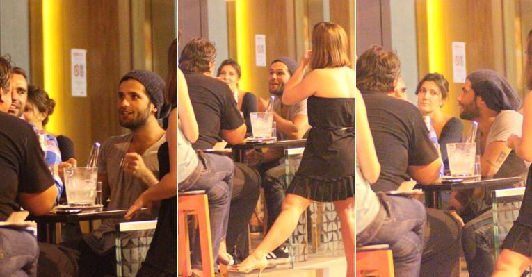 Sem Giovanna Ewbank, Bruno Gagliasso se diverte com amigos no Rio