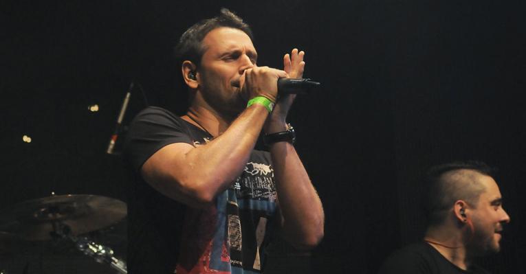 Ator Murilo Rosa canta e agita a noite dos famosos em São Paulo