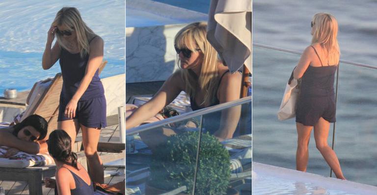 No Brasil, Reese Witherspoon curte tarde de sol na piscina
