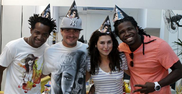 Fernanda Paes Leme confere show do Trio Ternura, do ex-namorado Thiago Martins