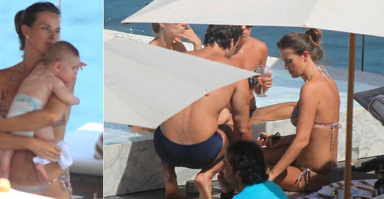 Letícia Birkheuer leva o filho, João Guilherme, para uma tarde animada na piscina