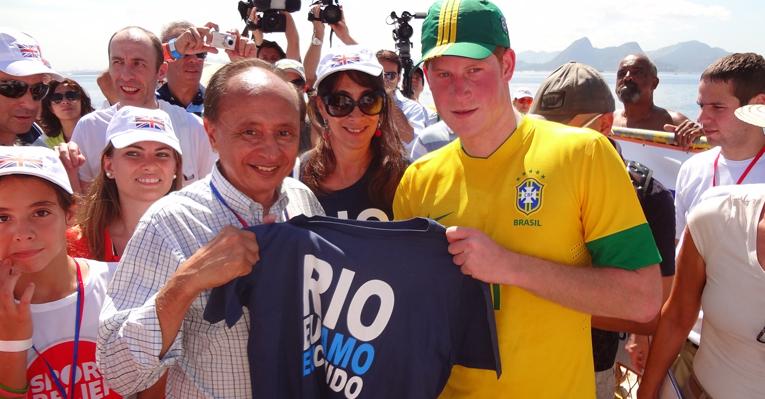 Príncipe Harry ganha camiseta do movimento ‘Rio Eu Amo Eu Cuido’