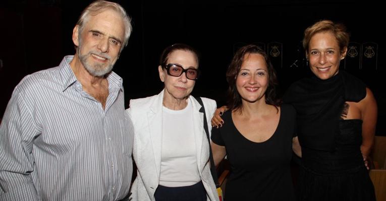 Francisco Cuoco é prestigiado por amigas no teatro