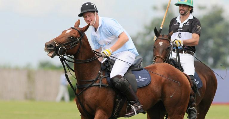 Príncipe Harry vence partida de polo e socorre jogador que caiu do cavalo em São Paulo