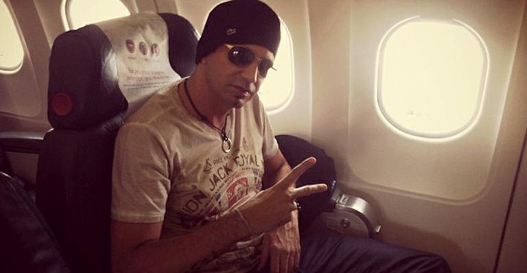 Cantor Latino se assusta com pane na turbina do avião que o levaria para Sergipe
