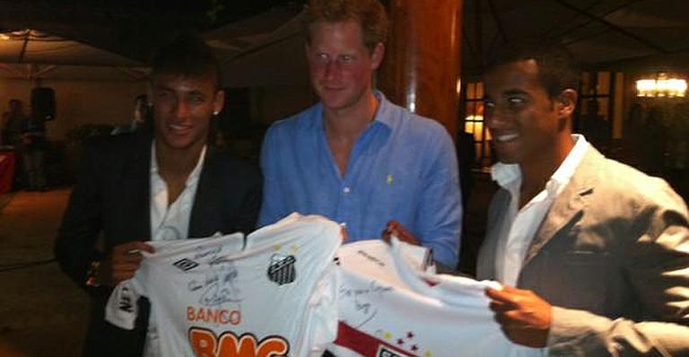 Neymar e Lucas doam camisas para leilão de prínce Harry