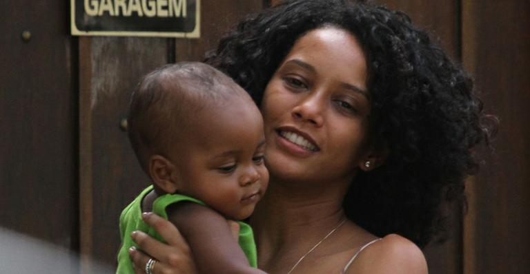 Taís Araújo é clicada com o filho João Vicente no Rio