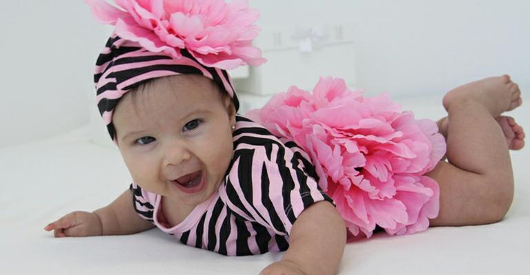 Filha de Aline Barros faz cinco meses e esbanja fofura em ensaio