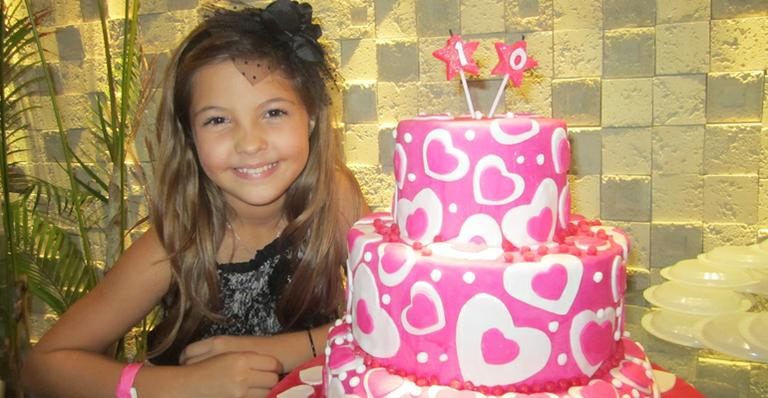 Julia Gomes ganha o bolo que sempre sonhou em seu aniversário