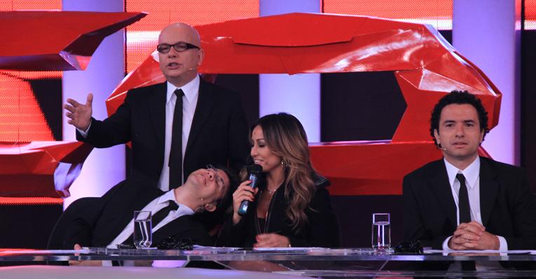 Sabrina Sato senta no lugar de Marcelo Tas no ‘CQC’
