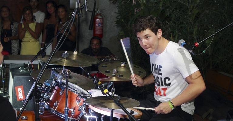 O orgulho de Antonio Calloni pelo filho baterista