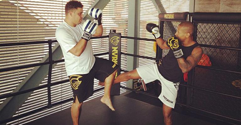 Ronaldo treina MMA para enfrentar Anderson Silva no ringue
