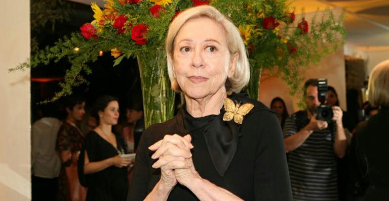 Fernanda Montenegro surge com cabelos claros em premiação de teatro no Rio