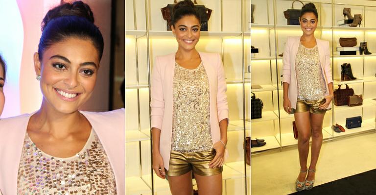 Juliana Paes brilha com microshort dourado em evento de loja no Rio