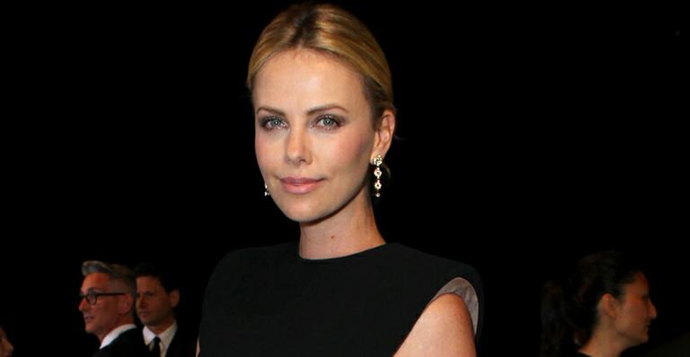 Aos 36 anos e solteira, atriz Charlize Theron adota um menino chamado Jackson