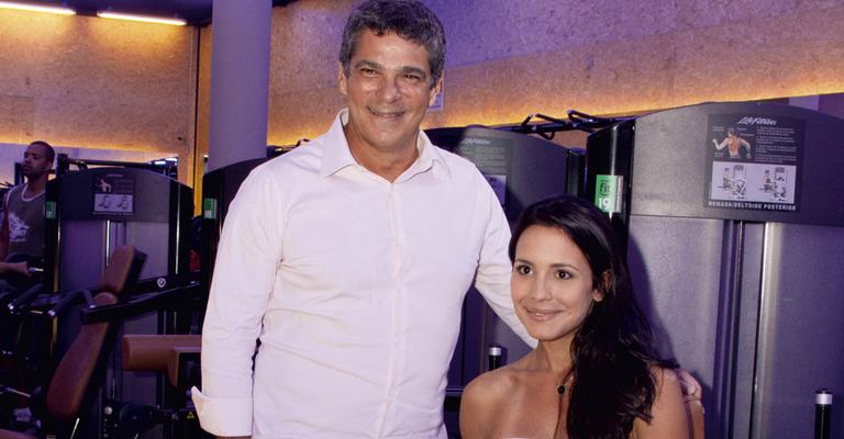 Juliana Knust vai à inauguração de academia