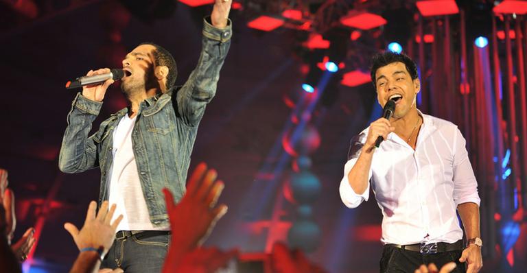 Zezé Di Camargo e Luciano emocionam brothers com show no BBB12