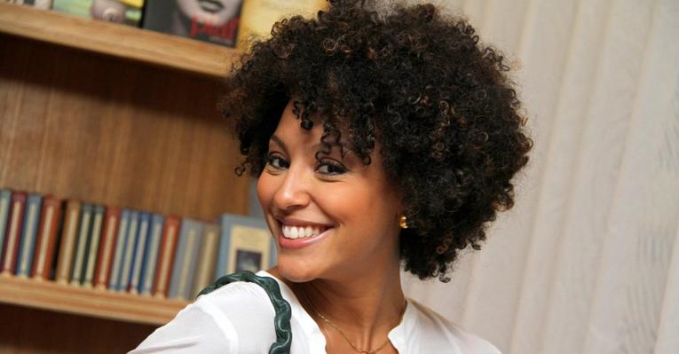 Sheron Menezzes vai à sessão de autógrafos no Rio de Janeiro