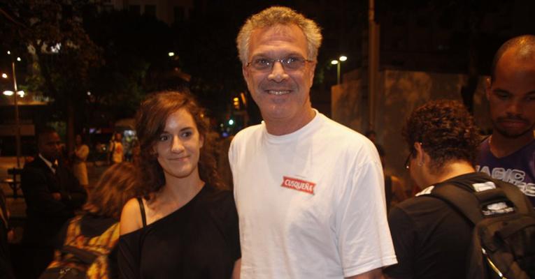Com a filha, Pedro Bial assiste a documentário sobre Raul Seixas