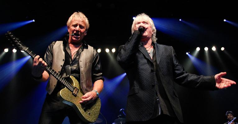 De volta ao Brasil, Air Supply leva fãs ao delírio em São Paulo