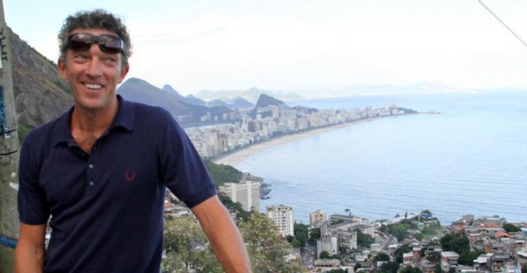 Vincent Cassel visita a comunidade do Vidigal no Rio de Janeiro