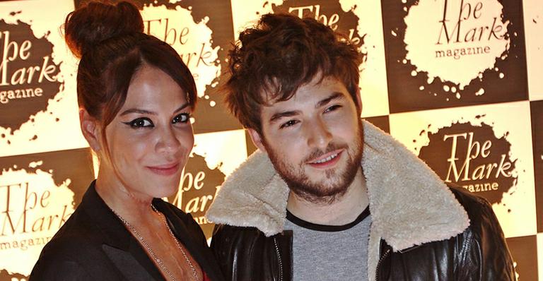 Júlia Almeida se muda para Londres para morar com o namorado, Sebastian Bailey