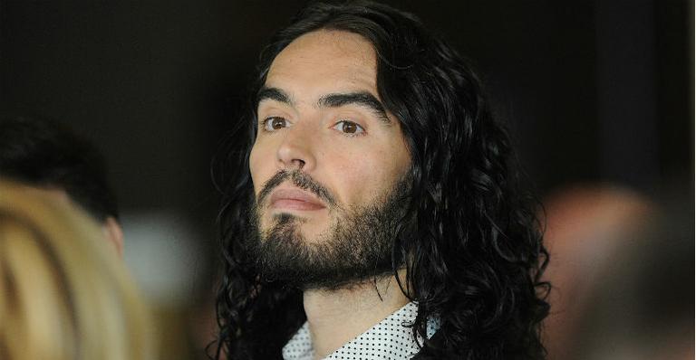Após prisão, Russell Brand é liberado sob fiança