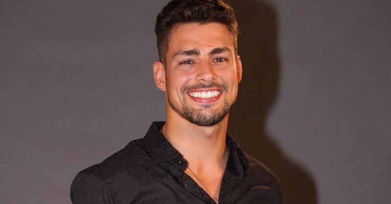 ‘Mudado’ após ‘Avenida Brasil, Cauã Reymond fura a orelha e ouve pagode pela manhã