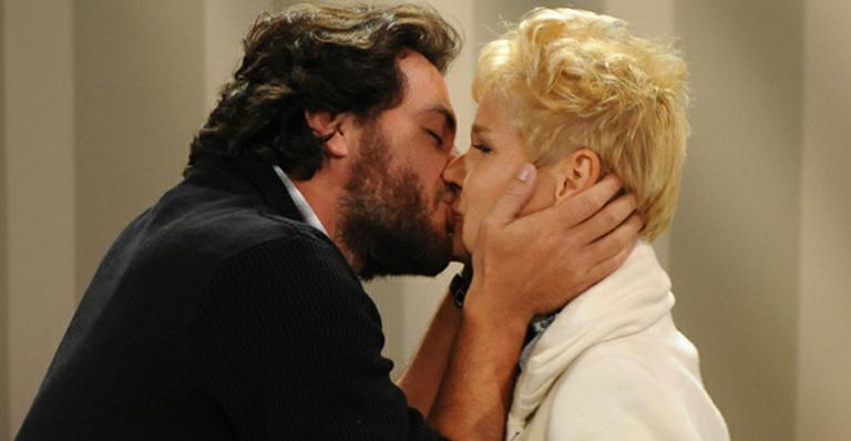 Xuxa sobre beijo em Rodrigo Lombardi: ‘Não tem boca técnica’
