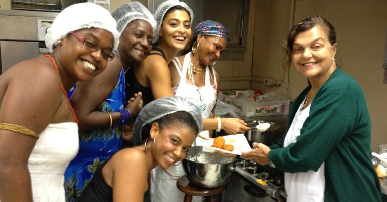 Juliana Paes põe a mão na massa e faz aula de culinária para ‘Gabriela’