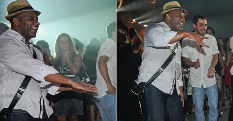 Ailton Graça se joga ao ritmo de charme em festa de ‘Avenida Brasil’