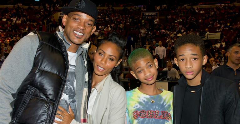 Will Smith curte jogo de basquete com a família