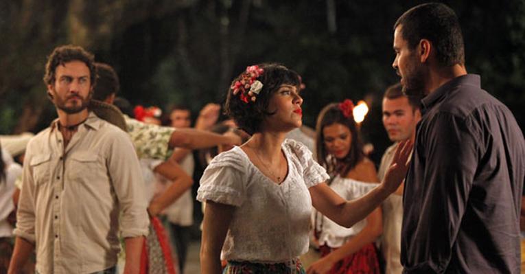 Fernando flagra Miriam com Carlos em ‘Amor Eterno Amor’