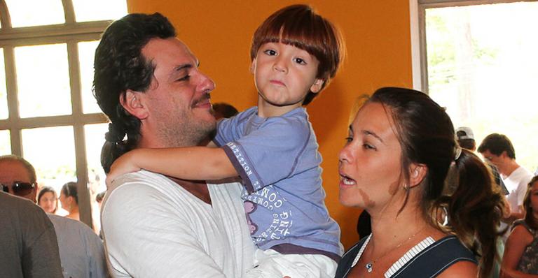 Com visual novo, Rodrigo Lombardi leva a família ao teatro em São Paulo
