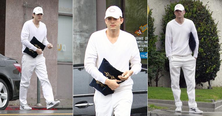 Inteiro de branco, Ashton Kutcher vai a centro de cabala