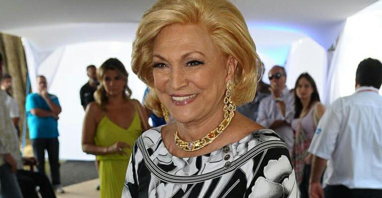 Hebe Camargo deixa a UTI e vai para o quarto após cirurgia de emergência