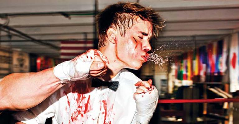 Justin Bieber ‘apanha’ de lutadores de boxe em ensaio fotográfico
