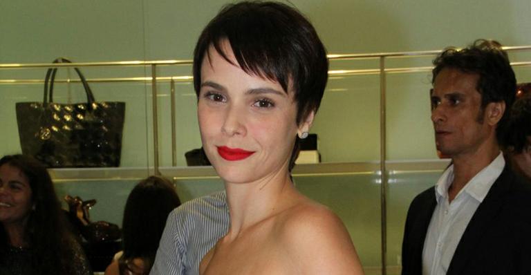 Débora Falabella faz aula para viver chef em nova novela