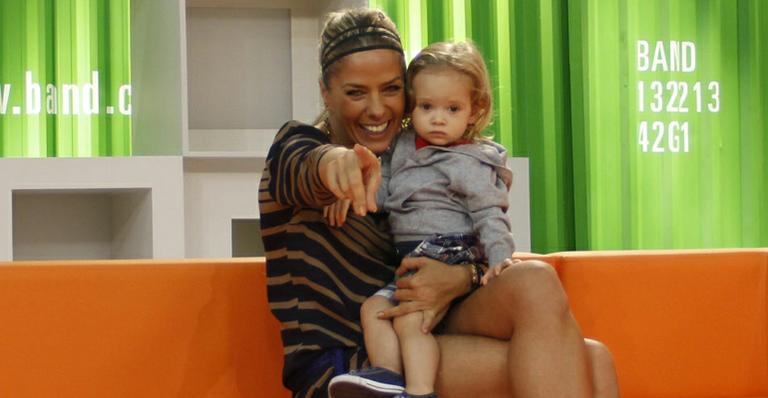 Adriane Galisteu recebe visita do filho Vittorio em programa da Band