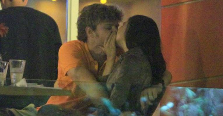 Isis Valverde é fotografada aos beijos com o namorado no Rio