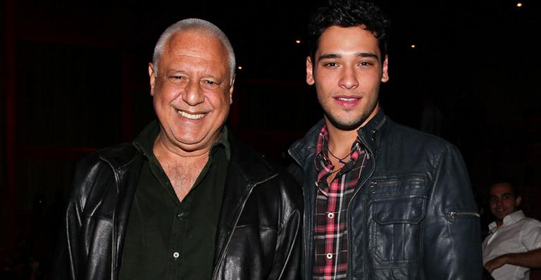 Antônio Fagundes curte inauguração de teatro acompanhado do filho Bruno